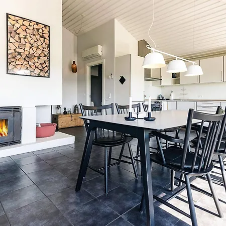 4 Person On A In Nyaraló *