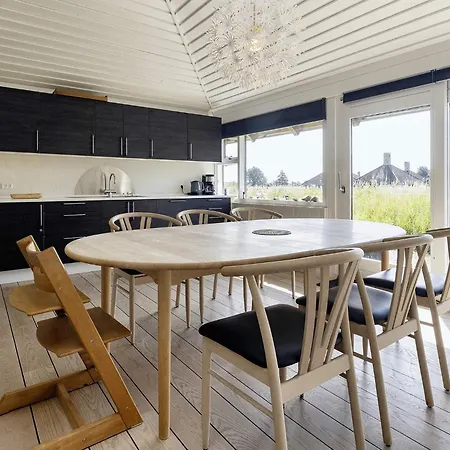 4 Person On A In Nyaraló *