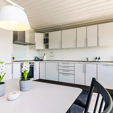 4 Person On A In Nyaraló *