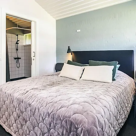 4 Person On A In Nyaraló *